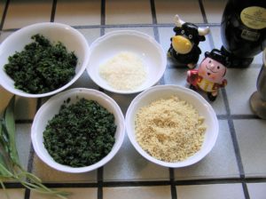 Parmesan, Kräuter und Pinienkerne für Bärlauchpesto