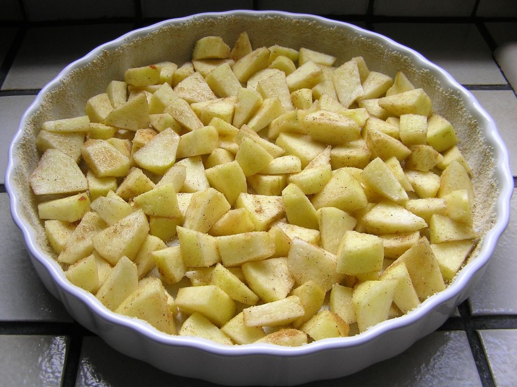 Äpfel für Apfel Crumble in der Tarteform
