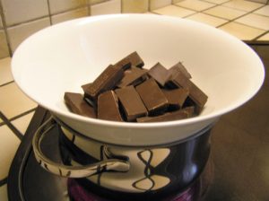 Schokolade überm Wasserbad schmelzen