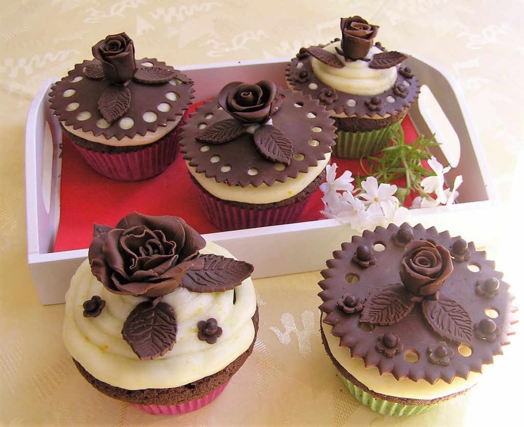 Cupcakes mit Modellierschokolade dekoriert