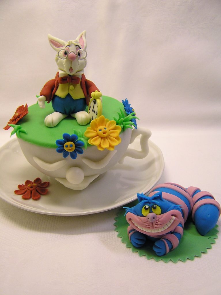 Alice im Wunderland Torte mit dem weißen Kaninchen und Grinsekatze aus Fondant