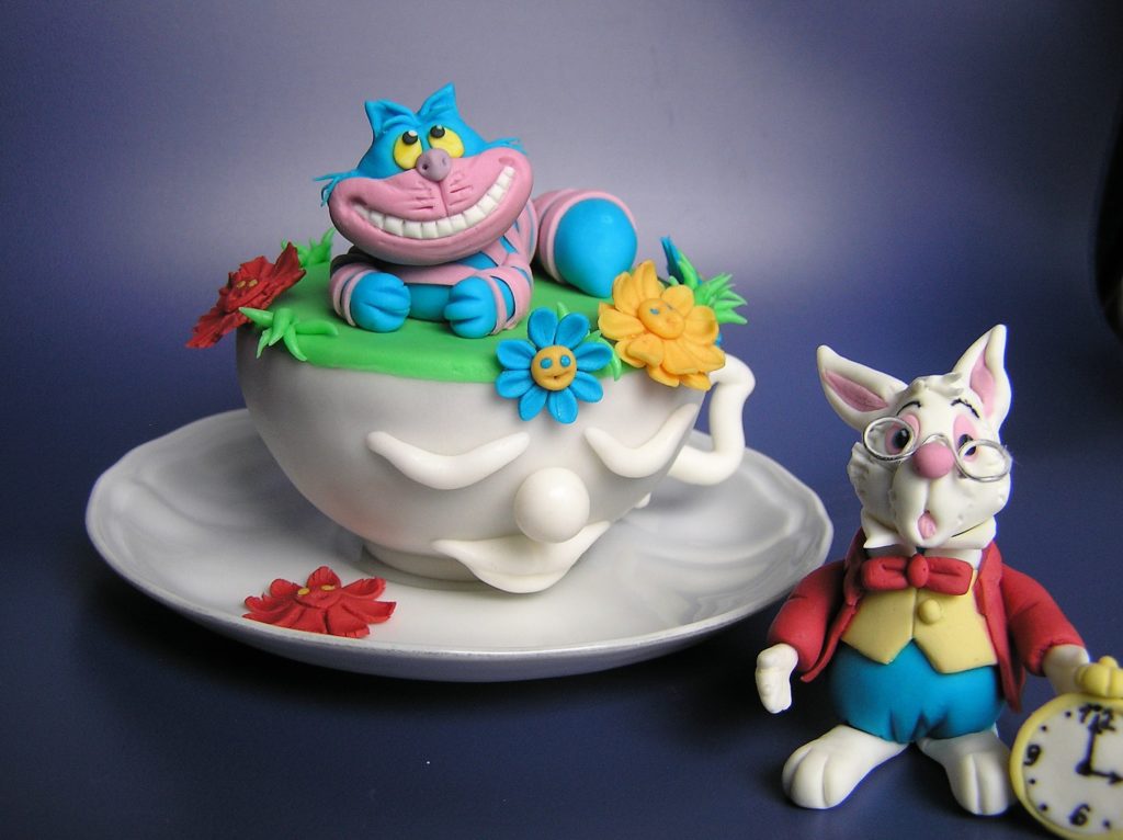 Alice im Wunderland Torte mit Fondant Grinsekatze Figur als Deko