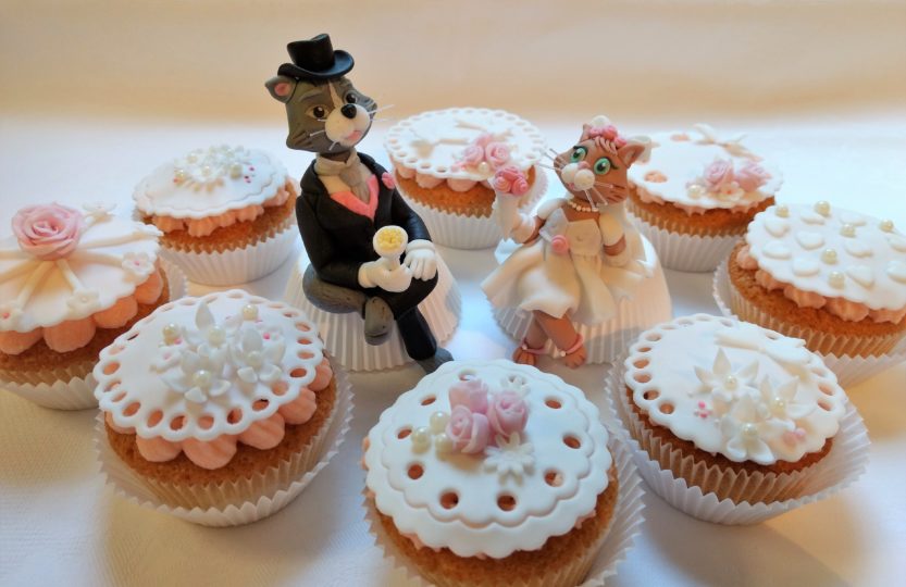 Hochzeit Cupcakes mit Brautpaar aus Fondant