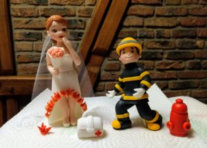 Brautpaar Tortenfiguren für Hochzeitstorte aus Fondant Feuerwehr