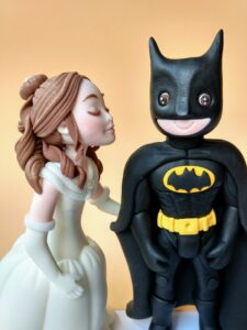 Bell und Batmann Tortenfiguren für Hochzeitstorte