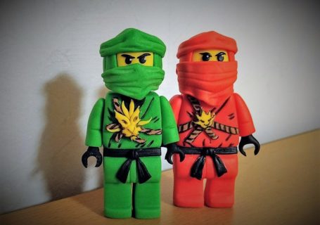 Ninja Figur aus Fondant für die Ninjago Torte
