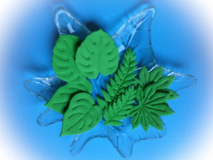 Tropische Blätter aus Fondant als Tortendeko