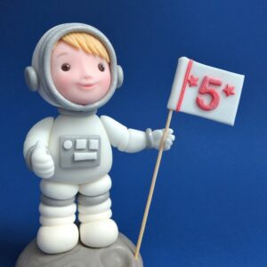 Astronauten-Tortenfigur mit Fahne und Mond